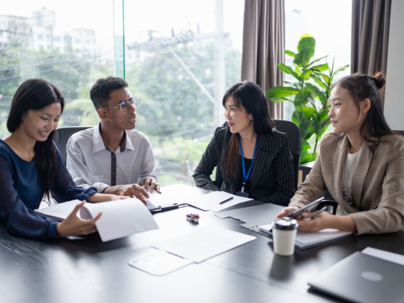 No cenário empresarial cada vez mais competitivo, a busca por eficiência operacional e redução de custos tornou-se fundamental para o sucesso dos negócios. Nesse contexto, o BPO Financeiro e contabilidade surge como uma solução estratégica capaz de transformar a gestão financeira das empresas. Esta combinação poderosa permite que os empreendedores concentrem seus esforços no core business enquanto profissionais especializados cuidam de toda a área financeira e contábil com excelência. A terceirização desses processos não representa apenas uma economia de recursos, mas uma verdadeira revolução na forma como as empresas gerenciam suas finanças, garantindo conformidade legal, informações precisas para tomada de decisão e crescimento sustentável.
O que você deve saber sobre BPO Financeiro e contabilidade
O BPO Financeiro e contabilidade, sigla para Business Process Outsourcing, consiste na terceirização dos processos financeiros e contábeis de uma empresa para prestadores especializados. Diferente de uma simples contratação de serviços avulsos, o BPO representa uma parceria estratégica onde uma equipe multidisciplinar assume a responsabilidade integral pela gestão financeira e contábil do negócio. Essa modalidade engloba desde atividades operacionais como contas a pagar e receber, conciliação bancária e folha de pagamento, até funções estratégicas como planejamento tributário, análise de indicadores financeiros e elaboração de relatórios gerenciais. A grande vantagem do BPO Financeiro e contabilidade está na combinação de expertise técnica, tecnologia de ponta e processos padronizados que garantem maior eficiência, redução de erros e compliance com as obrigações legais. Ao optar por essa solução, as empresas eliminam a necessidade de manter uma estrutura interna complexa, reduzem custos com contratações, treinamentos e infraestrutura, além de ganharem acesso a profissionais altamente qualificados que acompanham todas as mudanças na legislação tributária e contábil. O modelo de BPO Financeiro e contabilidade também proporciona escalabilidade, permitindo que a empresa ajuste o nível de serviços conforme suas necessidades de crescimento sem precisar reestruturar todo o departamento financeiro.
BPO Financeiro deve ser utilizado apenas por grandes empresas?
Um dos maiores mitos sobre BPO Financeiro e contabilidade é acreditar que esta solução foi desenvolvida exclusivamente para grandes corporações. Na realidade, empresas de todos os portes podem se beneficiar significativamente dessa modalidade de terceirização. Pequenas e médias empresas, na verdade, têm muito a ganhar com o BPO Financeiro e contabilidade, pois frequentemente não possuem recursos para manter uma equipe financeira completa e qualificada internamente. Para startups e empresas em fase de crescimento, o BPO representa uma oportunidade de ter acesso a serviços de qualidade corporativa sem os altos custos fixos associados. Microempresas podem se beneficiar especialmente porque o BPO Financeiro e contabilidade oferece soluções flexíveis e escaláveis, permitindo pagar apenas pelos serviços efetivamente utilizados. Além disso, negócios menores geralmente têm seus gestores sobrecarregados com múltiplas funções, e terceirizar a área financeira libera tempo valioso para focar no desenvolvimento de produtos, atendimento aos clientes e estratégias de crescimento. O investimento em BPO Financeiro e contabilidade costuma ser significativamente menor do que manter uma estrutura interna, considerando salários, encargos, benefícios, treinamentos, sistemas e infraestrutura. Empresas de médio porte também encontram vantagens ao terceirizar processos financeiros, especialmente quando estão passando por expansão ou reestruturação. Mesmo grandes empresas utilizam BPO Financeiro e contabilidade para processos específicos, buscando maior eficiência e foco em suas atividades estratégicas. Portanto, a decisão de adotar essa solução deve ser baseada nas necessidades específicas de cada negócio, independentemente do seu tamanho.
BPO Financeiro e contabilidade: dupla que gera resultados
A implementação eficaz do BPO Financeiro e contabilidade requer um processo estruturado que garanta a transição suave e o máximo aproveitamento dos benefícios. Entender cada etapa desse processo é fundamental para o sucesso da parceria:
Diagnóstico inicial e mapeamento de processos: O primeiro passo para implementar o BPO Financeiro e contabilidade consiste em realizar um diagnóstico completo da situação atual da empresa. Nesta fase, os especialistas analisam todos os processos financeiros e contábeis existentes, identificam gargalos, ineficiências e oportunidades de melhoria. É essencial mapear o fluxo de documentos, entender a estrutura organizacional, avaliar os sistemas utilizados e conhecer as particularidades do negócio. Este diagnóstico também inclui a revisão da conformidade fiscal e contábil, verificando se existem pendências ou irregularidades que precisam ser regularizadas. O mapeamento detalhado permite criar um plano de ação personalizado que atenda às necessidades específicas da empresa.
Definição de escopo e SLA: Após o diagnóstico, é necessário estabelecer claramente quais serviços serão terceirizados através do BPO Financeiro e contabilidade. Esta definição inclui especificar todas as atividades que serão executadas, como contas a pagar, contas a receber, conciliação bancária, emissão de notas fiscais, apuração de impostos, folha de pagamento, contabilidade gerencial e fiscal. Também devem ser estabelecidos os SLAs (Service Level Agreements), que são os acordos de níveis de serviço definindo prazos, qualidade esperada, indicadores de desempenho e responsabilidades de cada parte. Essa clareza contratual é fundamental para evitar expectativas divergentes e garantir que ambas as partes estejam alinhadas quanto aos objetivos e entregas.
Implementação de tecnologia e integração de sistemas: O sucesso do BPO Financeiro e contabilidade depende fortemente da tecnologia utilizada. Nesta etapa, são implementados sistemas de gestão financeira, plataformas de automação de processos e ferramentas de integração que conectam os sistemas da empresa aos da prestadora de serviços. A digitalização de documentos, a adoção de assinatura eletrônica e o uso de plataformas em nuvem facilitam o acesso às informações em tempo real e aumentam a segurança dos dados. A integração adequada dos sistemas elimina a necessidade de retrabalho, reduz erros de digitação e permite que as informações fluam automaticamente entre as diferentes áreas.
Transição e treinamento: A fase de transição do BPO Financeiro e contabilidade é crítica e deve ser conduzida com planejamento cuidadoso. Durante este período, ocorre a transferência gradual das responsabilidades da equipe interna para a equipe terceirizada. É fundamental que haja um período de operação paralela onde ambas as equipes trabalham simultaneamente para garantir que não haja interrupções nos processos. Treinamentos devem ser realizados tanto para a equipe terceirizada, que precisa conhecer as particularidades do negócio, quanto para os colaboradores da empresa, que precisam entender como interagir com o novo modelo de trabalho e utilizar as ferramentas implementadas.
Execução dos processos e rotinas operacionais: Com a transição concluída, inicia-se a operação regular do BPO Financeiro e contabilidade. Nesta fase, a equipe terceirizada assume a execução de todas as rotinas financeiras e contábeis conforme o escopo definido. Isso inclui o processamento diário de contas a pagar e receber, controle de fluxo de caixa, emissão e recebimento de notas fiscais, conciliação bancária, apuração e recolhimento de impostos, fechamento contábil mensal, elaboração de demonstrações financeiras e cumprimento de obrigações acessórias. A execução deve seguir rigorosamente os procedimentos estabelecidos e os prazos acordados, mantendo sempre a qualidade e a conformidade legal.
Monitoramento de indicadores e relatórios gerenciais: Uma das grandes vantagens do BPO Financeiro e contabilidade é a capacidade de fornecer informações gerenciais de qualidade para apoiar a tomada de decisão. Durante a operação, são monitorados constantemente indicadores de desempenho financeiro como liquidez, rentabilidade, endividamento, giro de estoque, prazo médio de recebimento e pagamento, entre outros. Relatórios gerenciais customizados são elaborados periodicamente, apresentando análises financeiras, comparativos de desempenho, projeções e insights estratégicos. Esses relatórios transformam dados em informações relevantes que ajudam os gestores a identificar oportunidades, antecipar problemas e tomar decisões mais assertivas.
Reuniões de alinhamento e planejamento estratégico: Para que o BPO Financeiro e contabilidade gere resultados consistentes, é essencial manter uma comunicação regular entre a empresa e o prestador de serviços. Reuniões periódicas devem ser agendadas para discutir o desempenho dos processos, apresentar resultados financeiros, alinhar expectativas e planejar ações futuras. Essas reuniões são oportunidades para discutir estratégias de otimização tributária, avaliar investimentos, analisar a viabilidade de novos projetos e ajustar processos conforme as mudanças no negócio. O diálogo constante fortalece a parceria e garante que o BPO esteja sempre alinhado aos objetivos estratégicos da empresa.
Auditoria e melhoria contínua: A busca pela excelência no BPO Financeiro e contabilidade requer um processo contínuo de auditoria e aperfeiçoamento. Periodicamente, devem ser realizadas auditorias internas para verificar a conformidade dos processos, a qualidade das informações geradas e o cumprimento dos SLAs estabelecidos. Essas auditorias identificam oportunidades de melhoria, permitindo o refinamento dos procedimentos e a implementação de melhores práticas. O feedback dos clientes também é fundamental neste processo, pois fornece insights valiosos sobre a experiência do usuário e ajuda a ajustar os serviços às necessidades reais do negócio.
Adaptação às mudanças legais e expansão do negócio: O ambiente regulatório brasileiro é dinâmico, com constantes mudanças na legislação tributária e contábil. Um dos grandes benefícios do BPO Financeiro e contabilidade é contar com especialistas que acompanham todas essas alterações e garantem que a empresa esteja sempre em conformidade. Além disso, conforme o negócio cresce e evolui, o BPO deve se adaptar às novas demandas, seja pela abertura de filiais, mudança de regime tributário, entrada em novos mercados ou diversificação de produtos. A escalabilidade do modelo permite que os serviços sejam ajustados rapidamente para acompanhar o crescimento da empresa.
Resultados mensuráveis e ROI: Por fim, é fundamental mensurar os resultados obtidos com o BPO Financeiro e contabilidade. A comparação entre a situação anterior e posterior à implementação deve demonstrar ganhos tangíveis como redução de custos operacionais, diminuição de erros e retrabalhos, cumprimento total dos prazos legais, melhor controle do fluxo de caixa, otimização da carga tributária e maior disponibilidade de informações para decisão. O retorno sobre o investimento (ROI) deve ser calculado considerando não apenas a economia direta de custos, mas também os ganhos indiretos como o tempo liberado dos gestores para atividades estratégicas, a redução de riscos fiscais e a melhoria na qualidade das informações financeiras.
Nossa Contabilidade em Diadema pode ajudar
Se você busca uma parceria sólida e confiável para implementar o BPO Financeiro e contabilidade em sua empresa, nossa contabilidade em Diadema está preparada para ser a solução ideal. Com anos de experiência no mercado e uma equipe multidisciplinar altamente qualificada, oferecemos serviços completos de BPO Financeiro e contabilidade adaptados às necessidades específicas de cada cliente. Entendemos que cada negócio é único e requer soluções personalizadas, por isso nosso trabalho começa sempre com um diagnóstico aprofundado da sua realidade empresarial. Nossa estrutura tecnológica de ponta garante agilidade, segurança e acesso em tempo real às informações financeiras, enquanto nossa expertise técnica assegura total conformidade com as obrigações legais e fiscais. Atendemos empresas de todos os portes e segmentos, desde microempreendedores individuais até médias empresas em expansão, sempre com o compromisso de entregar excelência em cada serviço prestado. Além dos processos operacionais, nossa equipe atua como consultora estratégica, fornecendo análises financeiras, planejamento tributário e orientações que contribuem diretamente para o crescimento sustentável do seu negócio. Localizados estrategicamente em Diadema, atendemos toda a região do ABC Paulista e Grande São Paulo, combinando o conhecimento das particularidades regionais com as melhores práticas do mercado. Se você deseja reduzir custos, aumentar a eficiência operacional, ter mais tempo para focar no seu negócio e contar com informações confiáveis para tomar decisões assertivas, entre em contato conosco. Nossa equipe está pronta para apresentar como o BPO Financeiro e contabilidade pode transformar a gestão da sua empresa, gerando resultados concretos e duradouros. Agende uma conversa sem compromisso e descubra como podemos ser o parceiro estratégico que sua empresa precisa para alcançar novos patamares de sucesso